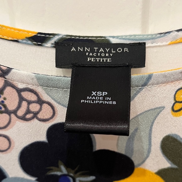 Ann Taylor Factory Petite Multicolor Floral Short Sleeve Top XSP - Picture 3 of 3